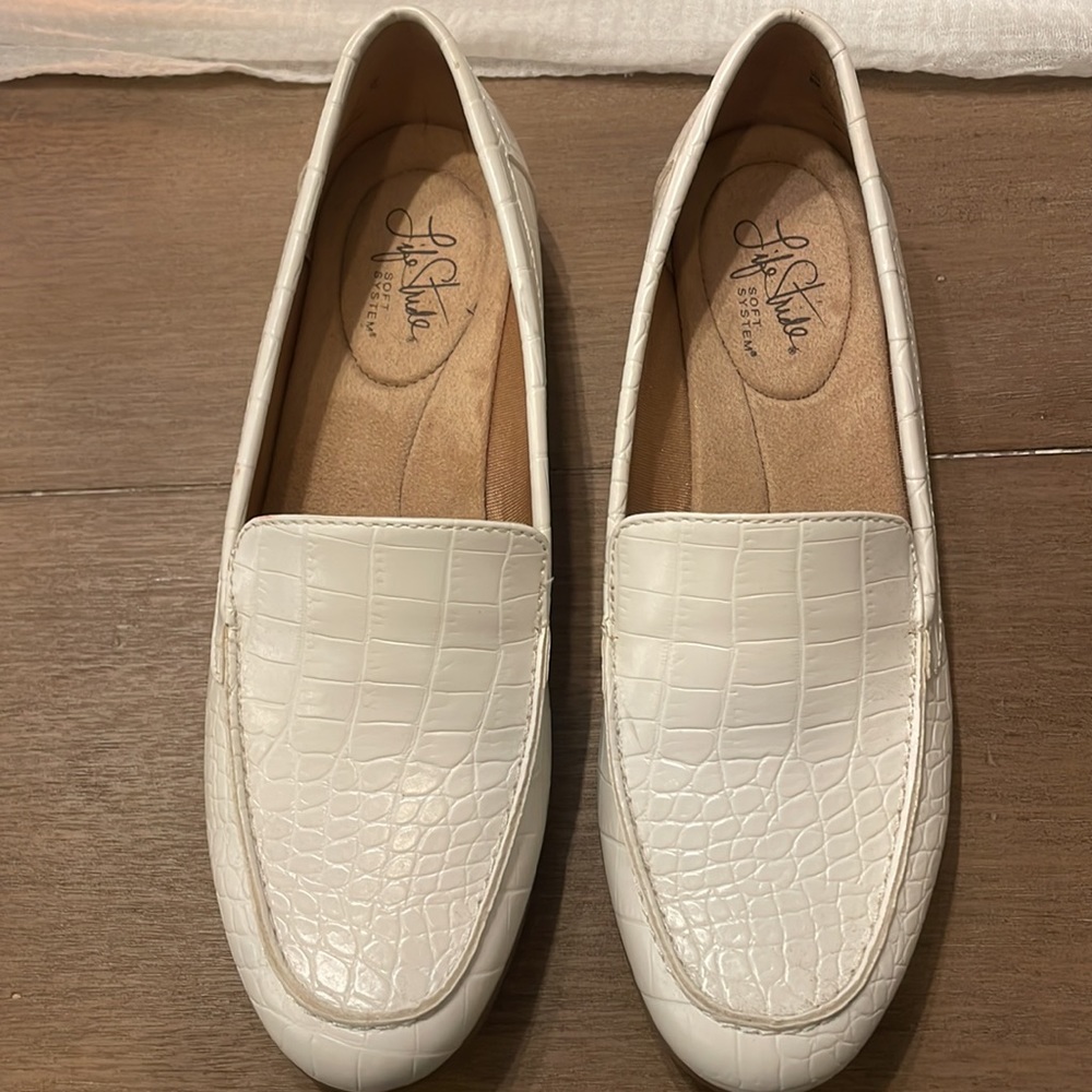 Shoes - Picture 2 of 7